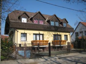 una casa con dos sillas delante en St. Michael Apartman, en Budapest