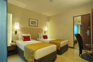 Postel nebo postele na pokoji v ubytování Grand Mercure Vadodara Surya Palace