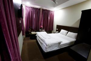 Giường trong phòng chung tại Hotel Nandini