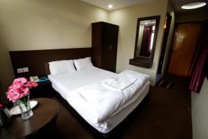 Giường trong phòng chung tại Hotel Nandini