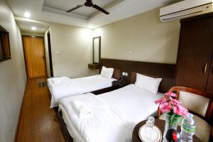 Giường trong phòng chung tại Hotel Nandini