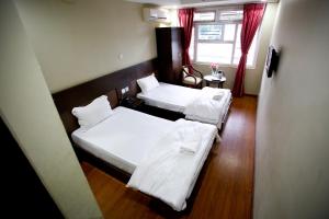 Giường trong phòng chung tại Hotel Nandini