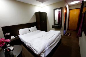 Giường trong phòng chung tại Hotel Nandini