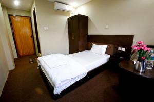 Giường trong phòng chung tại Hotel Nandini
