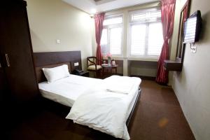 Giường trong phòng chung tại Hotel Nandini