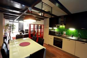 a kitchen and dining room with a table and chairs at Alojamiento ciudad las artes in Valencia