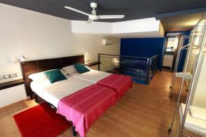 a bedroom with a bed and a ceiling fan at Alojamiento ciudad las artes in Valencia