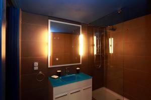 a bathroom with a sink and a shower with a mirror at Alojamiento ciudad las artes in Valencia