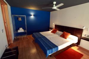 a blue bedroom with a bed and a mirror at Alojamiento ciudad las artes in Valencia