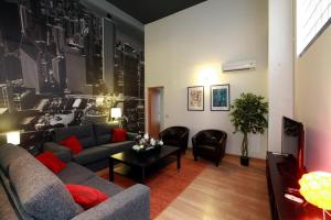 a living room with a couch and a table at Alojamiento ciudad las artes in Valencia