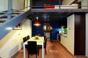 a kitchen and dining room with a table and chairs at Alojamiento ciudad las artes in Valencia