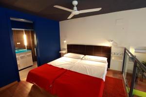 a bedroom with a red and white bed with a ceiling at Alojamiento ciudad las artes in Valencia