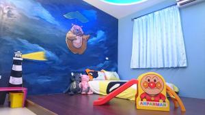 台东Zoo主题民宿的墙上挂着猫壁画的儿童卧室