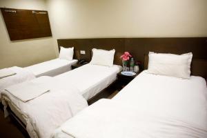 Giường trong phòng chung tại Hotel Nandini