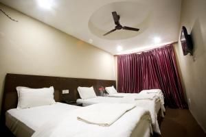 En eller flere senger på et rom på Hotel Nandini