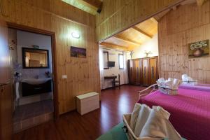 a bedroom with a bed and a sink in a room at Acqua di Mare in Locogrande