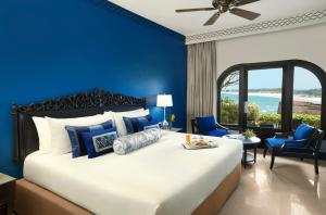 Un pat sau paturi într-o cameră la Taj Fort Aguada Resort & Spa, Goa