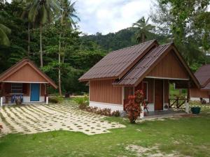 a house in the middle of a yard at Koh Ngai Seafood in Ko Ngai