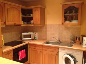 a kitchen with a sink and a microwave at Ferienhaus 2 Am Eichenberg in Blankenburg