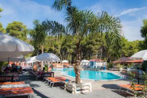 Bazén v ubytování Policoro Village Hotel nebo v jeho okolí