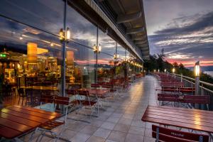 Un restaurante u otro lugar para comer en ibis Wörthersee