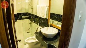 Bilik mandi di Red Hotel +21 gambar