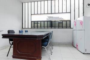 Kuchyň nebo kuchyňský kout v ubytování RedDoorz Plus @ Pasar Baru + 11 fotografií