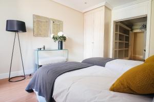 A bed or beds in a room at Heima Puerta del Sol - Plaza Santa Ana