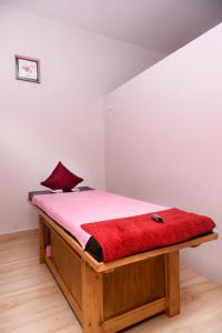 Rúm í herbergi á Kuti Resort & Spa