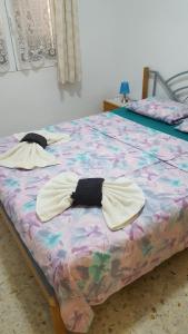 Una cama con dos almohadas y una pajarita. en Denia El Palmar 183, en Denia