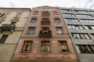 ブダペストにあるMolnar 21 Apartmentの窓のある高いレンガ造りの建物