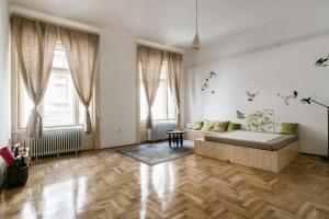 ブダペストにあるMolnar 21 Apartmentのリビングルーム(ソファ付)が備わります。一部の窓があります。