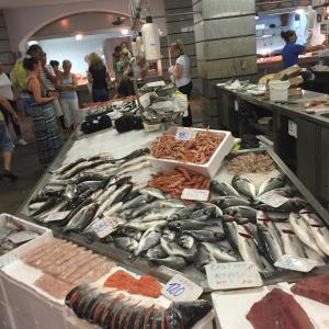 a market with many different types of fish on display at Apartmenthaus Mira Eldic in Fažana