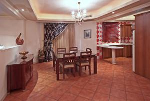 a dining room with a table and chairs at فلل رويال ان in Jeddah