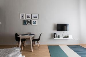 ブダペストにあるRevay 2 Apartmentのリビングルーム(テーブル、椅子、テレビ付)