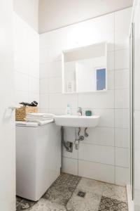 ブダペストにあるRevay 2 Apartmentの白いバスルーム(シンク、鏡付)