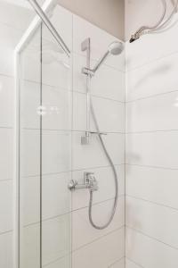 ブダペストにあるRevay 2 Apartmentの白いタイル張りのバスルーム(シャワー付)