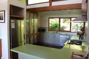A kitchen or kitchenette at Byron Bay Accom 194 Balraith Lane Ewingsdale - Harika