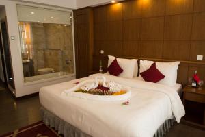 Llit o llits en una habitació de Himalayan Front Hotel by KGH Group