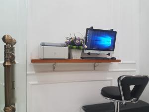Televiisor ja/või meelelahutuskeskus majutusasutuses Tung Trang Hotel