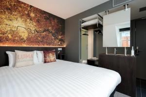 Postel nebo postele na pokoji v ubytování Heeton Concept Hotel – Luma Hammersmith