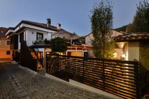 een zwart hek voor een huis bij Hotel Barleti in Prizren +25 foto's