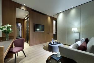 A television and/or entertainment centre at Eurostars Torre Sevilla