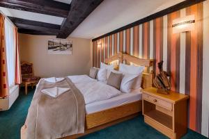 A bed or beds in a room at Hotel Am Markt & Brauhaus Stadtkrug