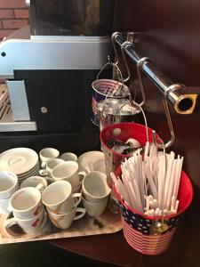 una bandeja de tazas y utensilios en una mesa en Pension Happy Day en Sibiu