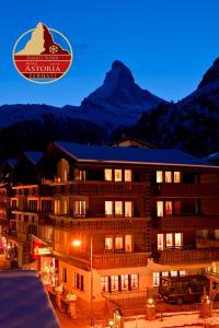 un hôtel avec un panneau indiquant l'hôtel alpin dans l'établissement Hotel Astoria, à Zermatt