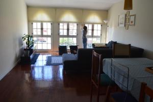 Ruang duduk di Spacious Apt. at Viana's Top Location