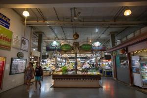 Supermarket nebo jiné obchody v  hotelu nebo okolí