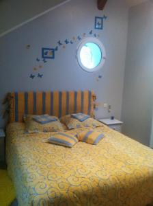מיטה או מיטות בחדר ב-Le petit manoir