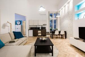 ブダペストにあるBajcsy 50 Apartmentのリビングルーム(ソファ、テーブル付)